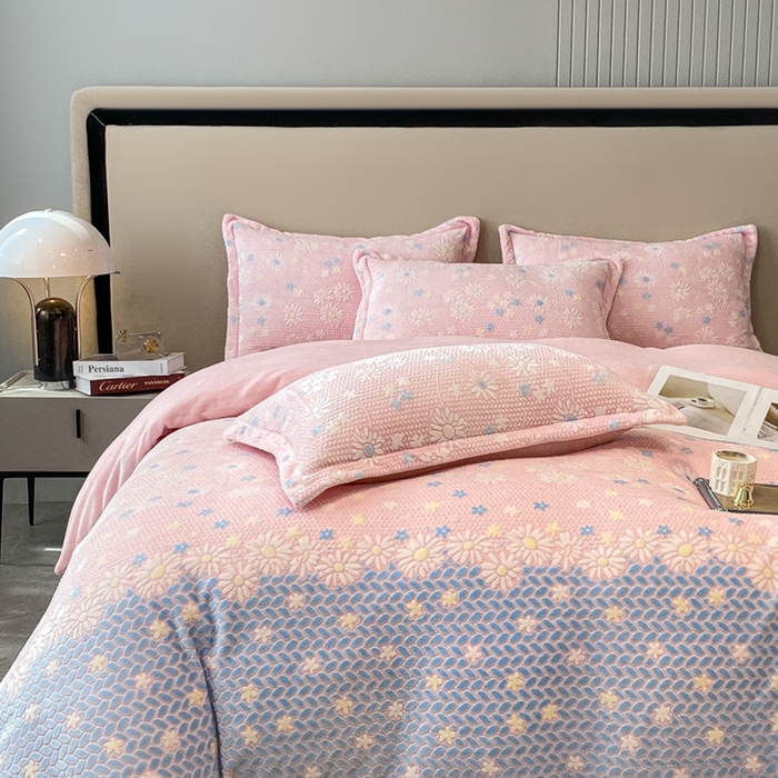 91家纺网 家纺一手货源 找家纺 金喜 2024新款加厚保暖230克高克重牛奶绒四件套雕花绒四件套-牛奶绒雕花系列 花海