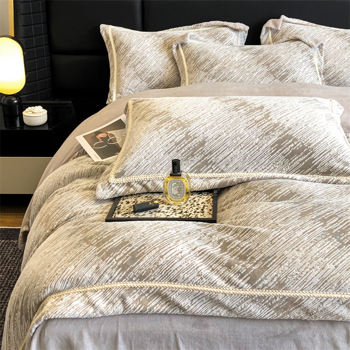 91家纺网 家纺一手货源 找家纺 （总）金喜 2024新款高克重全消光牛奶绒雕花绒轻奢风四件套加厚双面牛奶绒四件套-星川鎏金梦系列