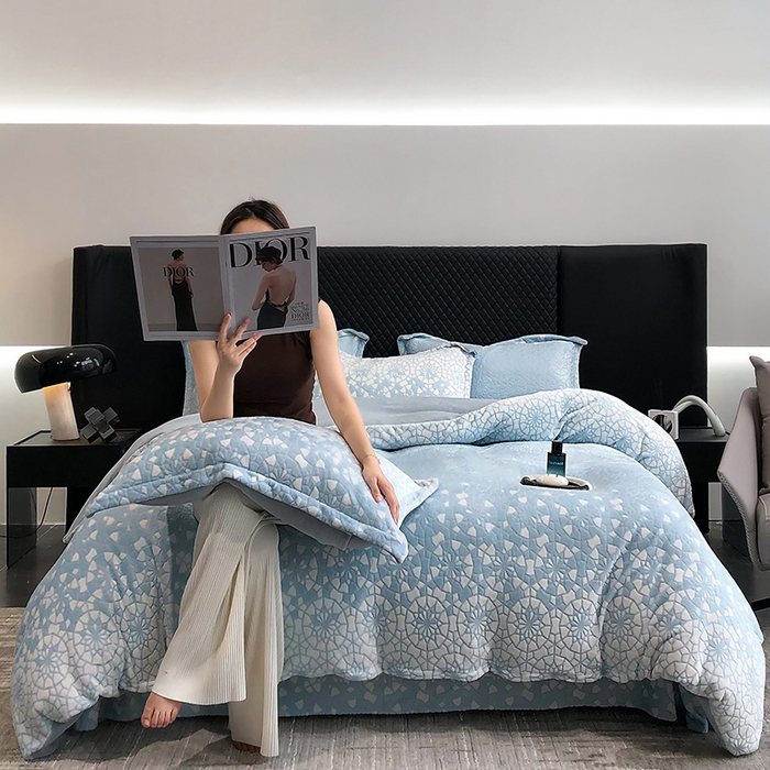 91家纺网 家纺一手货源 找家纺 金喜 2024新款加厚保暖230克高克重牛奶绒四件套雕花绒四件套-牛奶绒雕花系列 冬雪