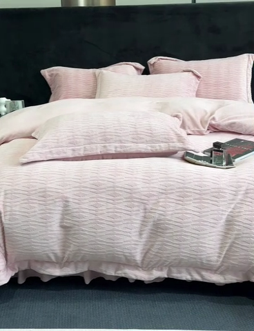 91家纺网 家纺一手货源 找家纺 金喜 2024新款高克重全消光牛奶绒雕花绒床盖四件套加厚牛奶绒床盖套件--极简主义床盖套件系列 皮粉