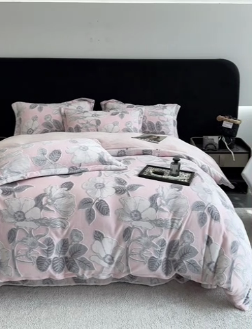 91家纺网 家纺一手货源 找家纺 金喜 2024新款加厚保暖230克高克重牛奶绒四件套雕花绒四件套-牛奶绒雕花系列 木槿-粉