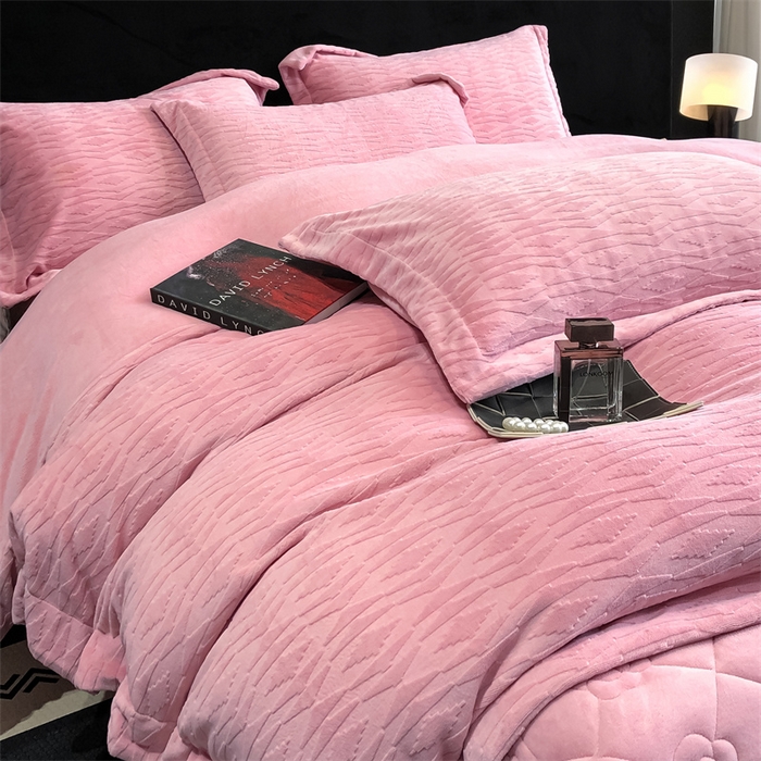 91家纺网 家纺一手货源 找家纺 金喜 2024新款高克重全消光牛奶绒雕花绒床盖四件套加厚牛奶绒床盖套件--极简主义床盖套件系列 皮粉