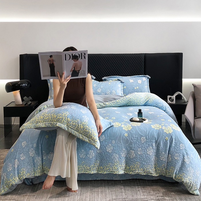 91家纺网 家纺一手货源 找家纺 金喜 2024新款加厚保暖230克高克重牛奶绒四件套雕花绒四件套-牛奶绒雕花系列 春色