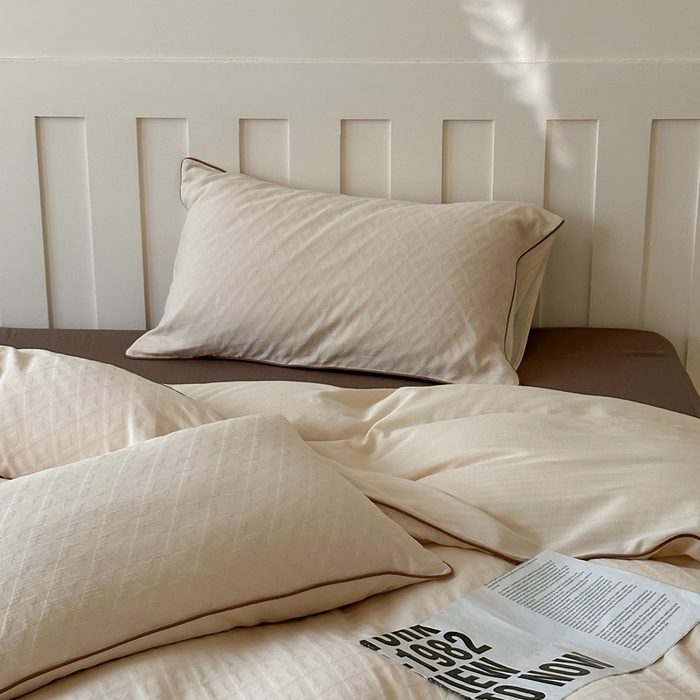 91家纺网 家纺一手货源 找家纺 梦享生活家居 2024新款全棉肌理纹四件套-滚边系列 格趣滚边-米咖