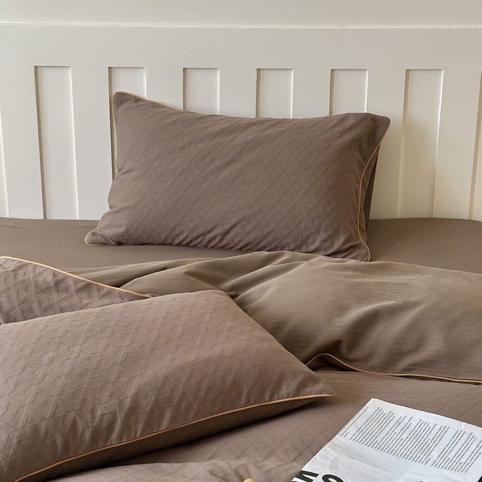 91家纺网 家纺一手货源 找家纺 梦享生活家居 2024新款全棉肌理纹四件套-滚边系列 格趣滚边-咖