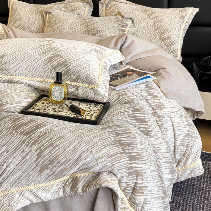 91家纺网 家纺一手货源 找家纺 （总）金喜 2024新款高克重全消光牛奶绒雕花绒轻奢风四件套加厚双面牛奶绒四件套-星川鎏金梦系列