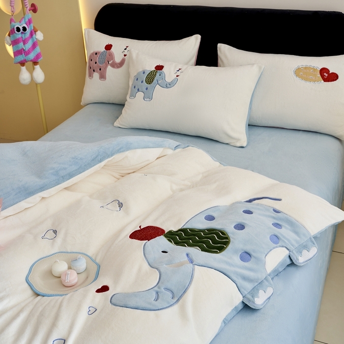 91家纺网 家纺一手货源 找家纺 黛舒家居 2024新款240克臻棉绒立体贴布绣四件套 顽皮象蓝