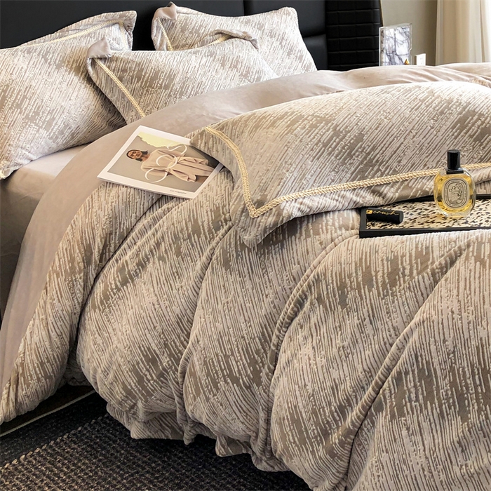 91家纺网 家纺一手货源 找家纺 （总）金喜 2024新款高克重全消光牛奶绒雕花绒轻奢风四件套加厚双面牛奶绒四件套-星川鎏金梦系列