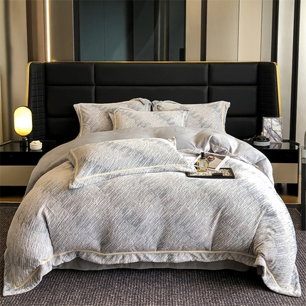 91家纺网 家纺一手货源 找家纺 金喜 2024新款高克重全消光牛奶绒雕花绒轻奢风四件套加厚双面牛奶绒四件套-星川鎏金梦系列 极光灰