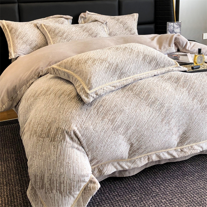 91家纺网 家纺一手货源 找家纺 （总）金喜 2024新款高克重全消光牛奶绒雕花绒轻奢风四件套加厚双面牛奶绒四件套-星川鎏金梦系列