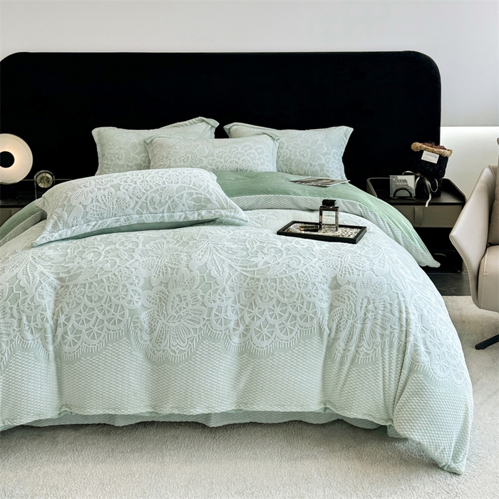 91家纺网 家纺一手货源 找家纺 金喜 2024新款加厚保暖230克高克重牛奶绒四件套雕花绒四件套-牛奶绒雕花系列 青露