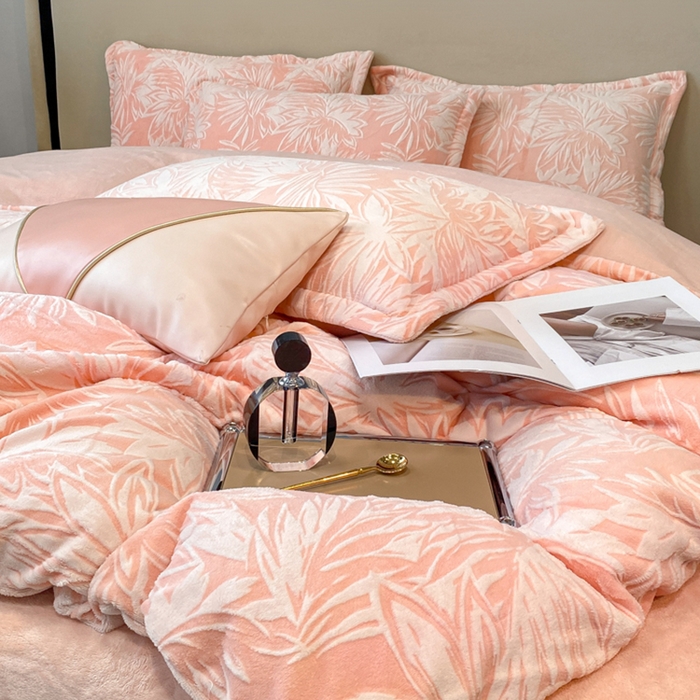 91家纺网 家纺一手货源 找家纺 金喜 2024新款加厚保暖230克高克重牛奶绒四件套雕花绒四件套-牛奶绒雕花系列 秋意浓