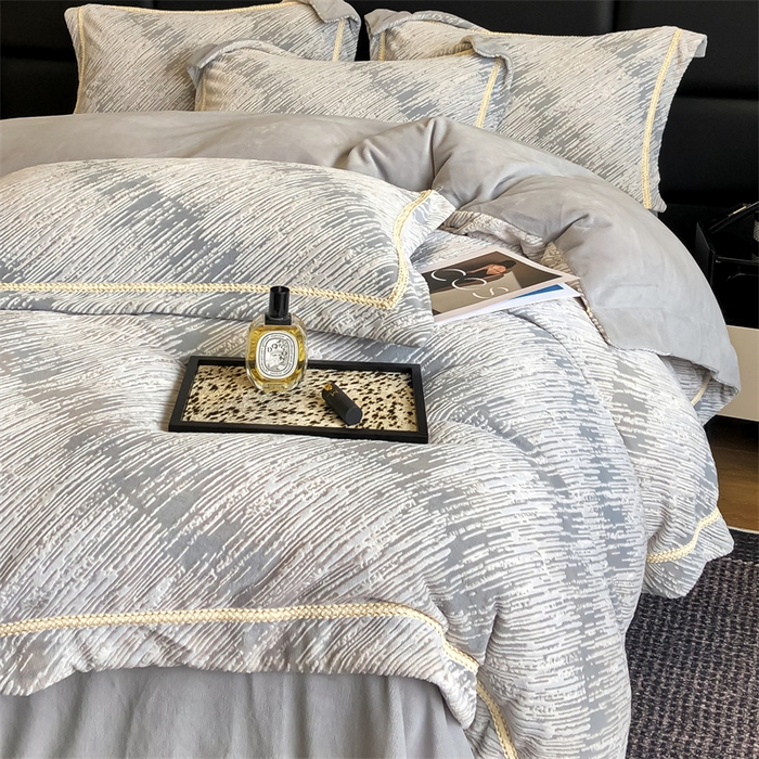 91家纺网 家纺一手货源 找家纺 金喜 2024新款高克重全消光牛奶绒雕花绒轻奢风四件套加厚双面牛奶绒四件套-星川鎏金梦系列 极光灰