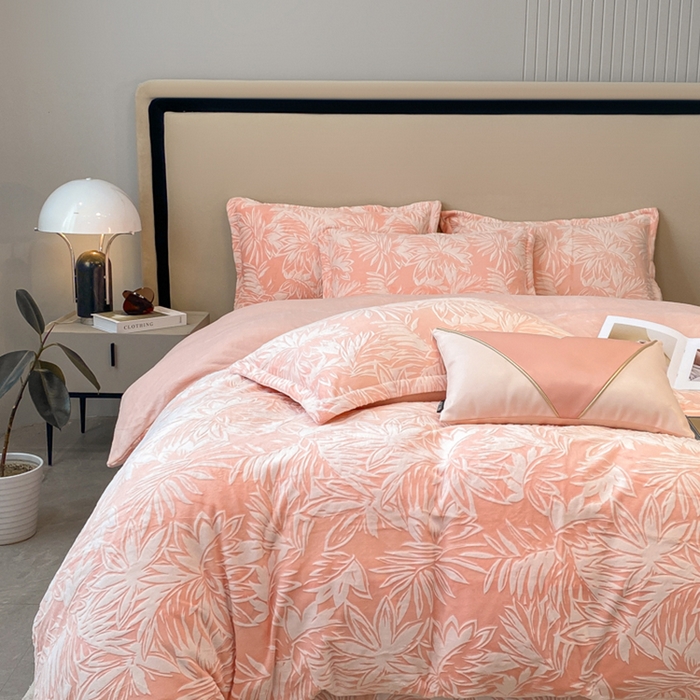 91家纺网 家纺一手货源 找家纺 金喜 2024新款加厚保暖230克高克重牛奶绒四件套雕花绒四件套-牛奶绒雕花系列 秋意浓