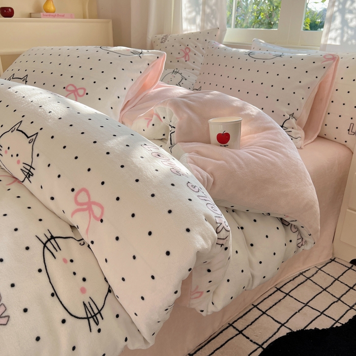 91家纺网 家纺一手货源 找家纺 顾里家纺 2024新款加厚牛奶绒ins奶油治愈系少女心保暖四件套系列-风格二 波点猫咪