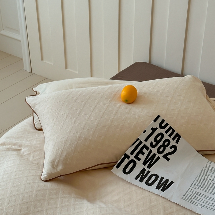 91家纺网 家纺一手货源 找家纺 梦享生活家居 2024新款全棉肌理纹四件套-滚边系列 格趣滚边-米咖