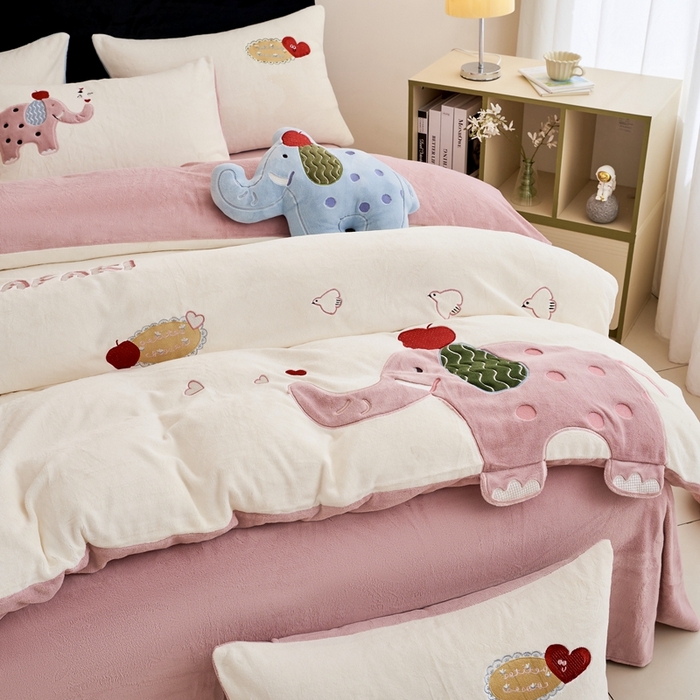 91家纺网 家纺一手货源 找家纺 黛舒家居 2024新款240克臻棉绒立体贴布绣四件套 顽皮象粉