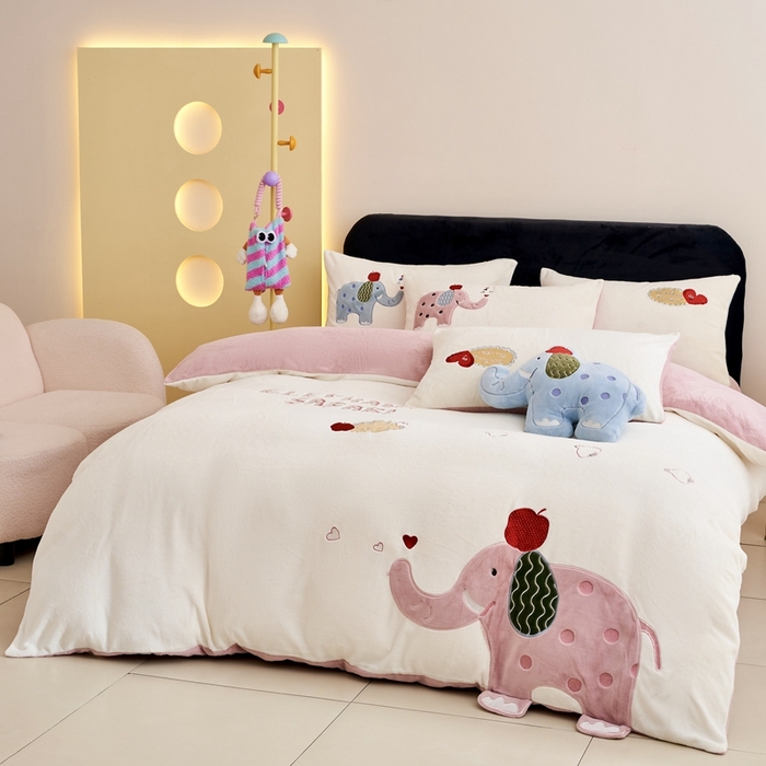 91家纺网 家纺一手货源 找家纺 黛舒家居 2024新款240克臻棉绒立体贴布绣四件套 顽皮象粉