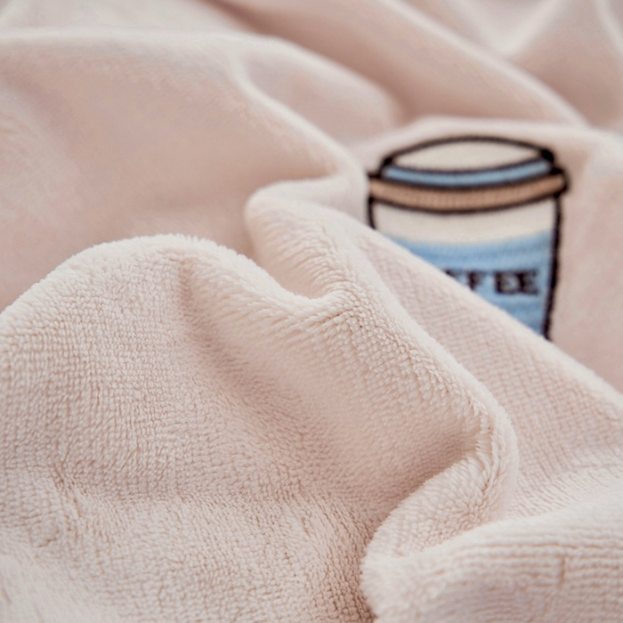 91家纺网 家纺一手货源 找家纺 黛舒家居 2024新款240克臻棉绒立体贴布绣四件套 顽皮小熊