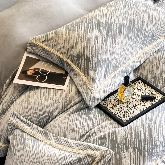 91家纺网 家纺一手货源 找家纺 金喜 2024新款高克重全消光牛奶绒雕花绒轻奢风四件套加厚双面牛奶绒四件套-星川鎏金梦系列 极光灰