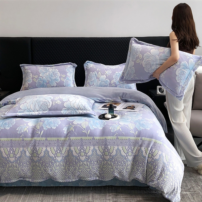 91家纺网 家纺一手货源 找家纺 金喜 2024新款加厚保暖230克高克重牛奶绒四件套雕花绒四件套-牛奶绒雕花系列 幽兰