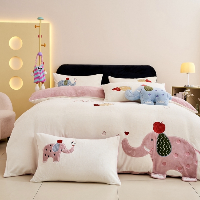 91家纺网 家纺一手货源 找家纺 黛舒家居 2024新款240克臻棉绒立体贴布绣四件套 顽皮象粉