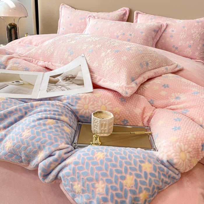 91家纺网 家纺一手货源 找家纺 金喜 2024新款加厚保暖230克高克重牛奶绒四件套雕花绒四件套-牛奶绒雕花系列 花海