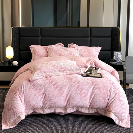 91家纺网 家纺一手货源 找家纺 （总）金喜 2024新款高克重全消光牛奶绒雕花绒轻奢风四件套加厚双面牛奶绒四件套-星川鎏金梦系列