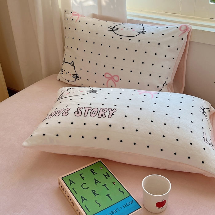 91家纺网 家纺一手货源 找家纺 顾里家纺 2024新款加厚牛奶绒ins奶油治愈系少女心保暖四件套系列-风格二 波点猫咪