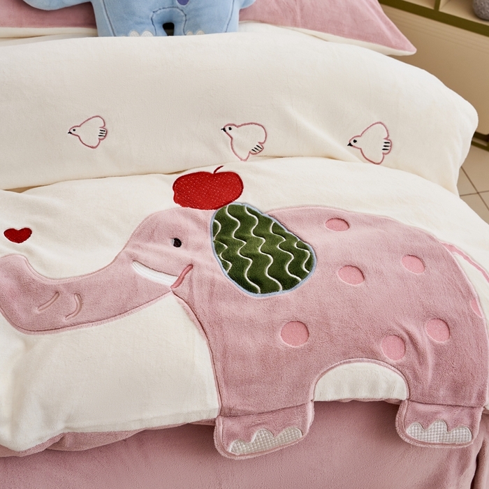 91家纺网 家纺一手货源 找家纺 黛舒家居 2024新款240克臻棉绒立体贴布绣四件套 顽皮象粉