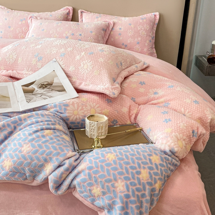 91家纺网 家纺一手货源 找家纺 金喜 2024新款加厚保暖230克高克重牛奶绒四件套雕花绒四件套-牛奶绒雕花系列 花海