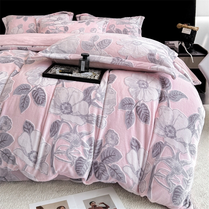 91家纺网 家纺一手货源 找家纺 金喜 2024新款加厚保暖230克高克重牛奶绒四件套雕花绒四件套-牛奶绒雕花系列 木槿-粉