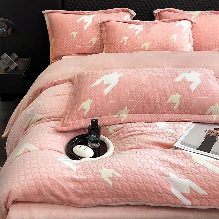 91家纺网 家纺一手货源 找家纺 金喜 2024新款加厚保暖230克高克重牛奶绒四件套雕花绒四件套-牛奶绒雕花系列 千鸟格