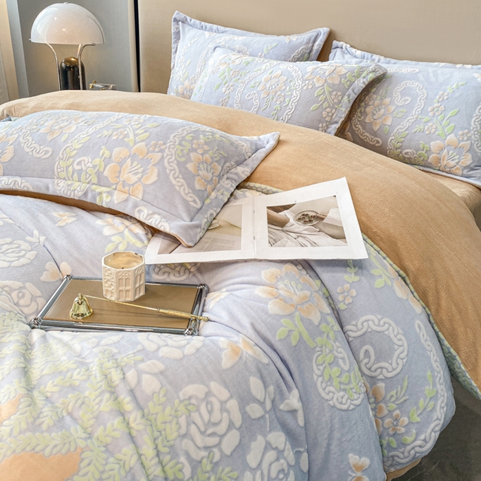 91家纺网 家纺一手货源 找家纺 金喜 2024新款加厚保暖230克高克重牛奶绒四件套雕花绒四件套-牛奶绒雕花系列 春风来过