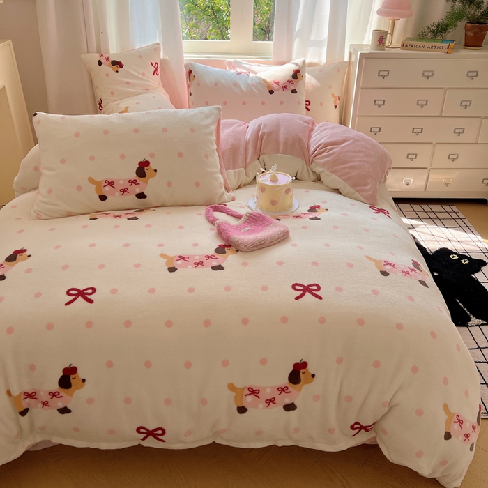 91家纺网 家纺一手货源 找家纺 顾里家纺 2024新款加厚牛奶绒ins奶油治愈系少女心保暖四件套系列-风格二 波点腊肠狗