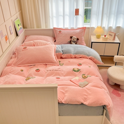 91家纺网 家纺一手货源 找家纺 梦澜蒂 2024新款加厚牛奶绒毛巾绣四件套 