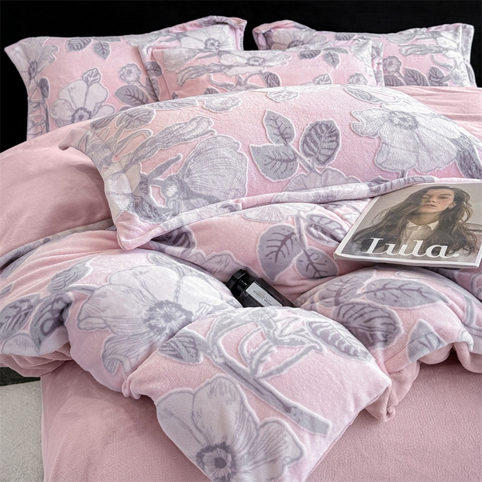 91家纺网 家纺一手货源 找家纺 金喜 2024新款加厚保暖230克高克重牛奶绒四件套雕花绒四件套-牛奶绒雕花系列 木槿-粉