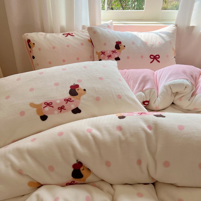 91家纺网 家纺一手货源 找家纺 顾里家纺 2024新款加厚牛奶绒ins奶油治愈系少女心保暖四件套系列-风格二 波点腊肠狗