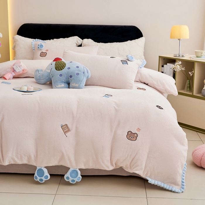 91家纺网 家纺一手货源 找家纺 黛舒家居 2024新款240克臻棉绒立体贴布绣四件套 顽皮小熊