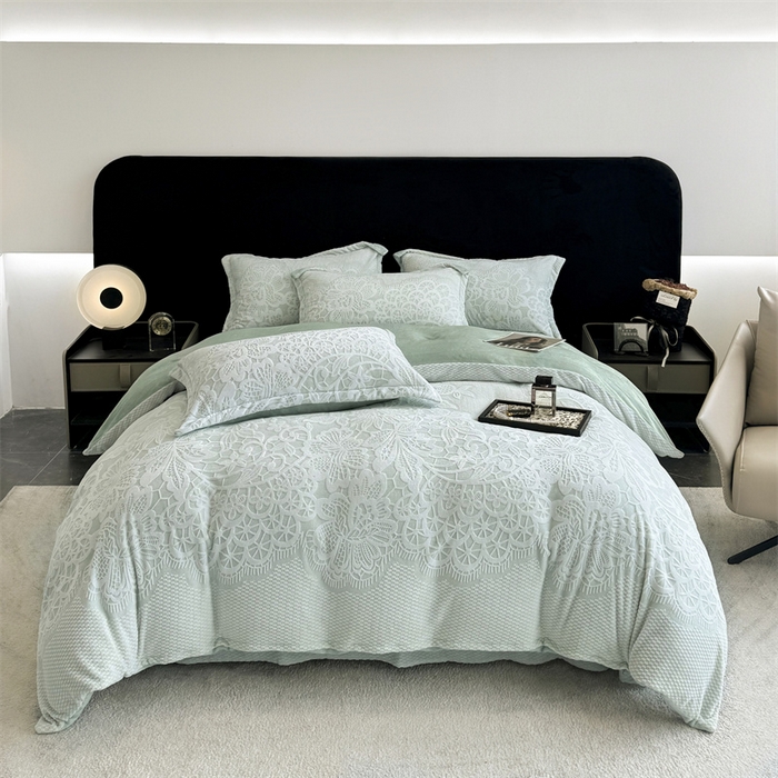 91家纺网 家纺一手货源 找家纺 金喜 2024新款加厚保暖230克高克重牛奶绒四件套雕花绒四件套-牛奶绒雕花系列 青露