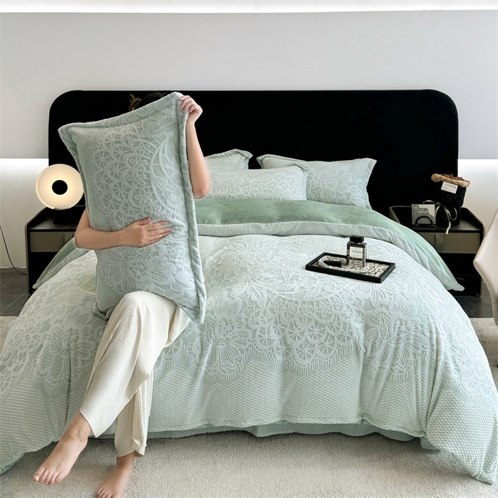 91家纺网 家纺一手货源 找家纺 金喜 2024新款加厚保暖230克高克重牛奶绒四件套雕花绒四件套-牛奶绒雕花系列 青露