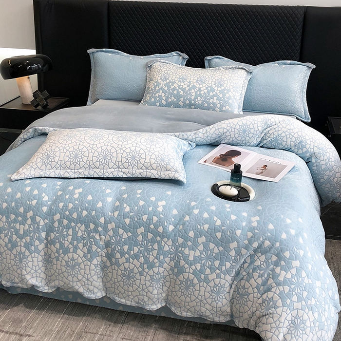 91家纺网 家纺一手货源 找家纺 金喜 2024新款加厚保暖230克高克重牛奶绒四件套雕花绒四件套-牛奶绒雕花系列 冬雪