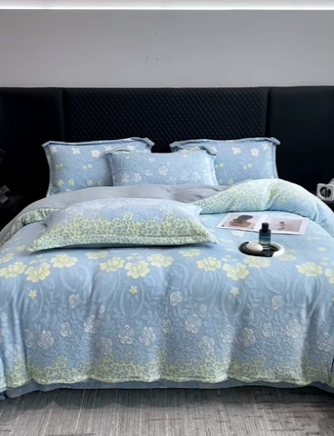 91家纺网 家纺一手货源 找家纺 金喜 2024新款加厚保暖230克高克重牛奶绒四件套雕花绒四件套-牛奶绒雕花系列 春色