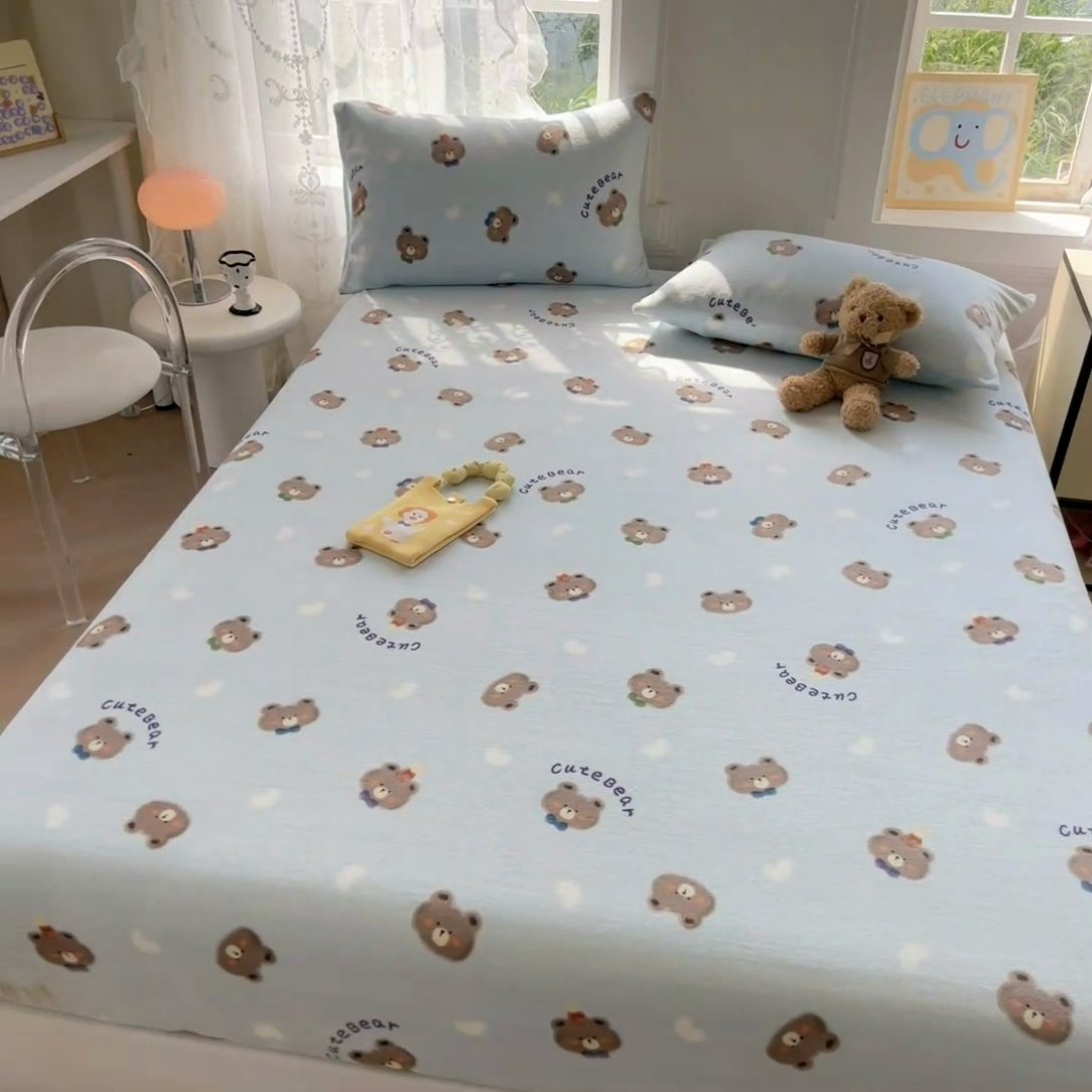 91家纺网 家纺一手货源 找家纺 吉象家纺 2024新款牛奶绒卡通印花单床笠 领带熊