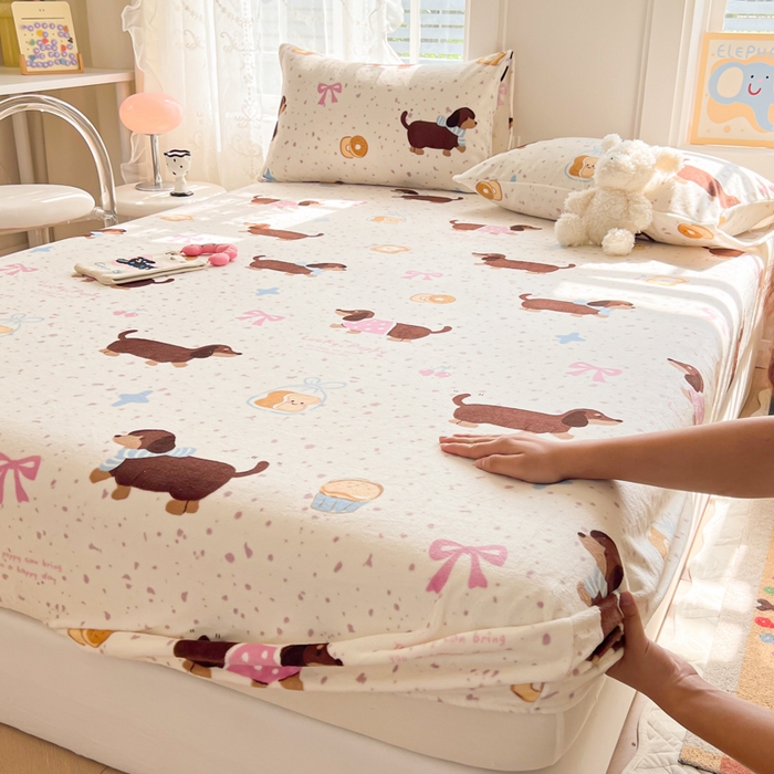 91家纺网 家纺一手货源 找家纺 吉象家纺 2024新款牛奶绒卡通印花单床笠 面包香肠狗