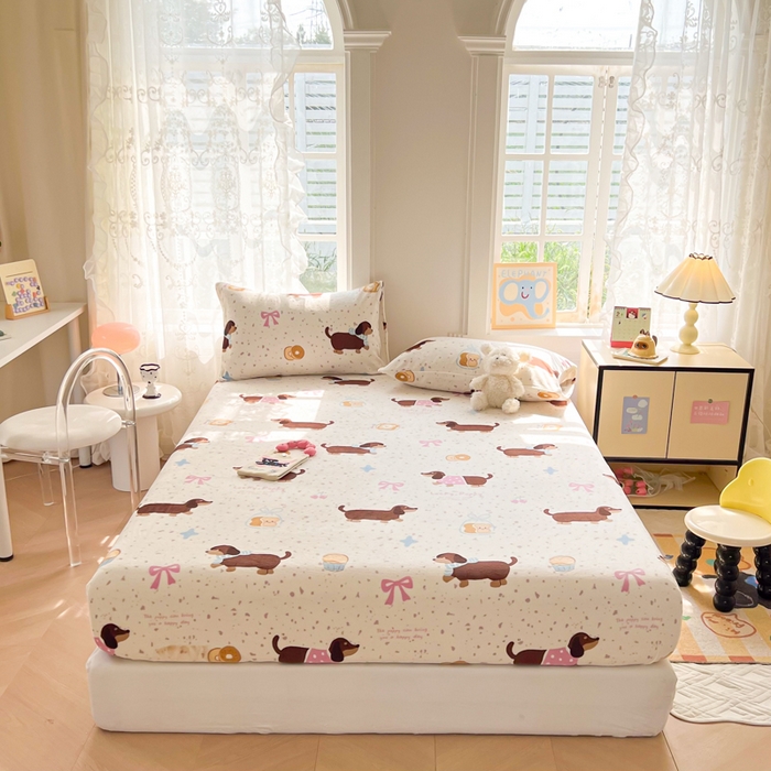 91家纺网 家纺一手货源 找家纺 吉象家纺 2024新款牛奶绒卡通印花单床笠 面包香肠狗