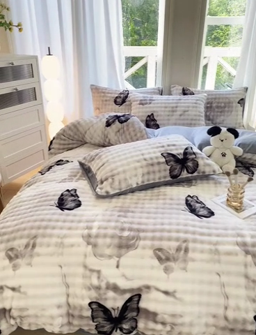 91家纺网 家纺一手货源 找家纺 仟网汇 2024爆款牛奶绒泡泡绒兔毛绒四件套 泡泡绒-蝶影灰