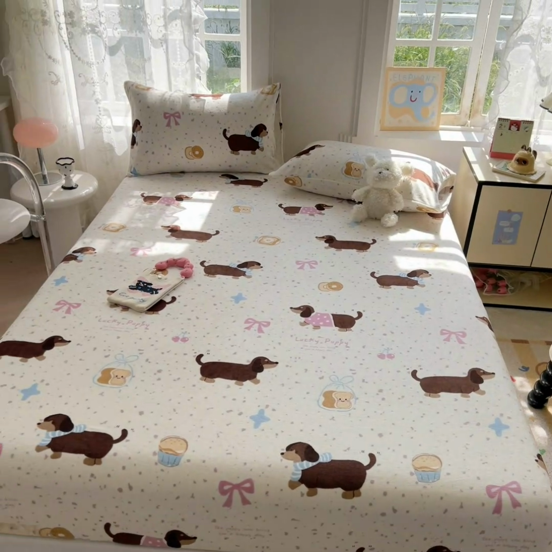 91家纺网 家纺一手货源 找家纺 吉象家纺 2024新款牛奶绒卡通印花单床笠 面包香肠狗