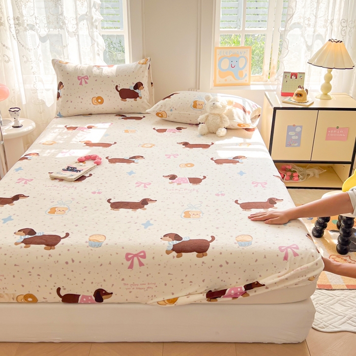 91家纺网 家纺一手货源 找家纺 吉象家纺 2024新款牛奶绒卡通印花单床笠 面包香肠狗