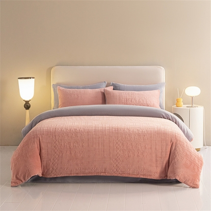 91家纺网 家纺一手货源 找家纺 2024新款A类高克重华夫格雕花绒四件套-棚拍图 雕花绒-豆沙粉+浅灰